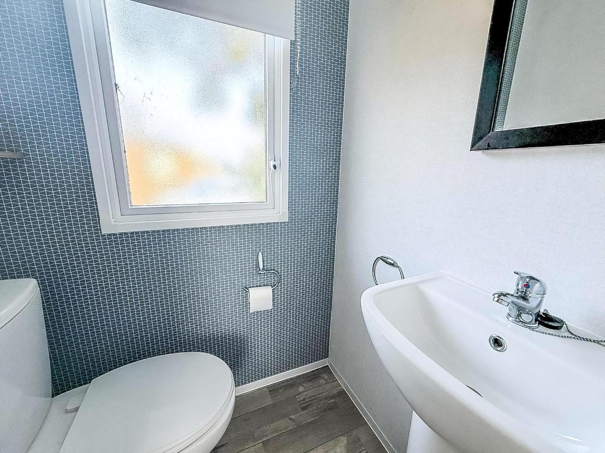 Beautiful Caravan With Decking At Azure Seas In Suffolk, Sleeps 6 Ref 32004Az Lowestoft Exterior photo