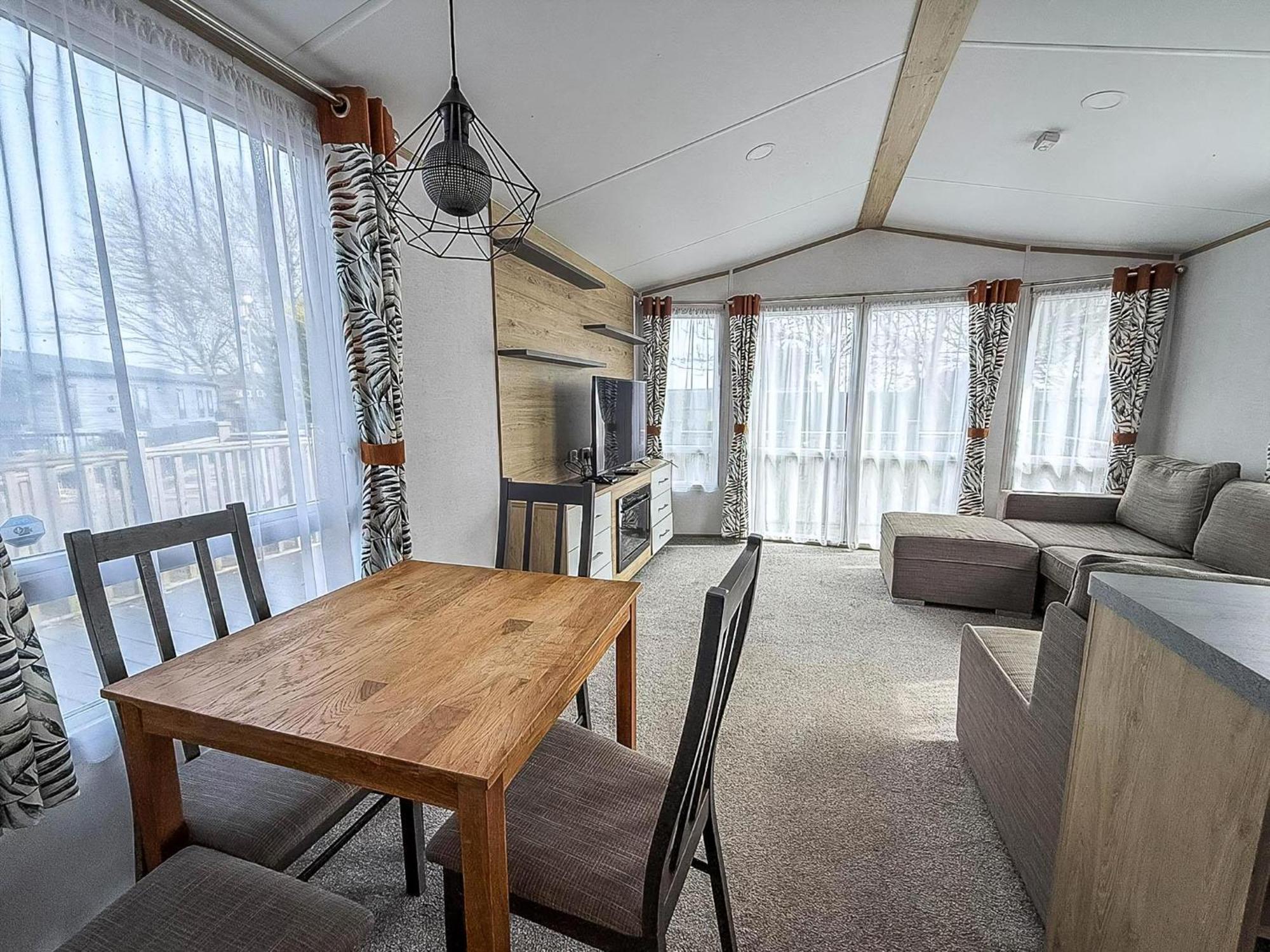 Beautiful Caravan With Decking At Azure Seas In Suffolk, Sleeps 6 Ref 32004Az Lowestoft Exterior photo